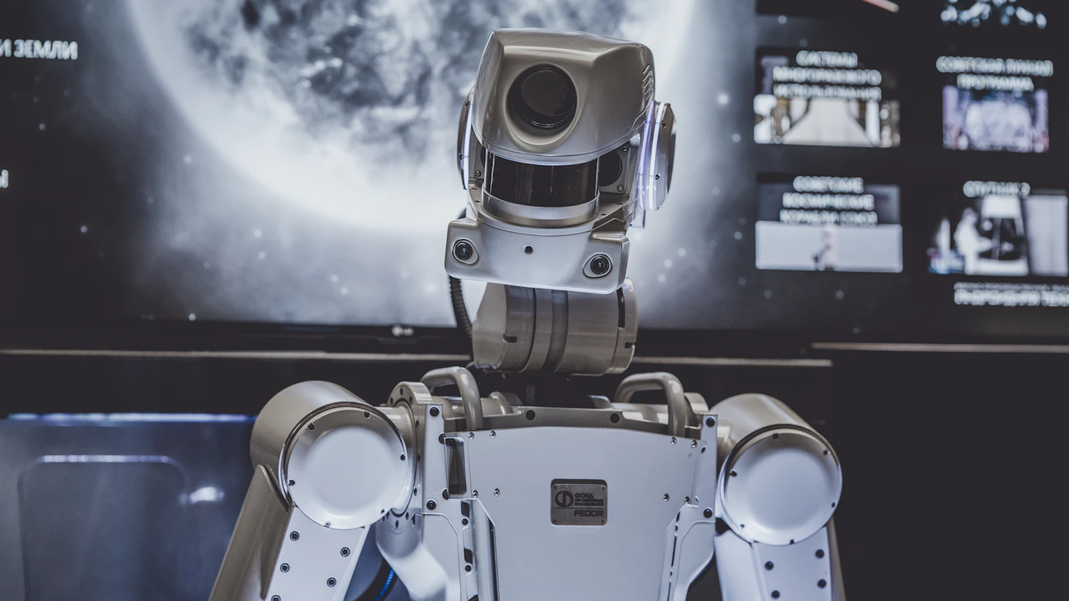 Industrijska robotska roka med delom v proizvodni celici